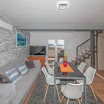 بيت للعطل 5 Bedroom Amazing In مالي درفينيك