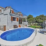 5 Bedroom Amazing In مالي درفينيك