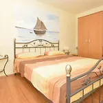5 Bedroom Amazing In بيت للعطل مالي درفينيك