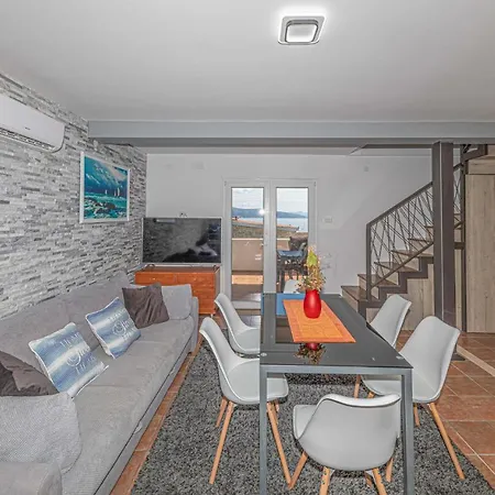 Holiday home 5 Bedroom Amazing In Mali Drvenik