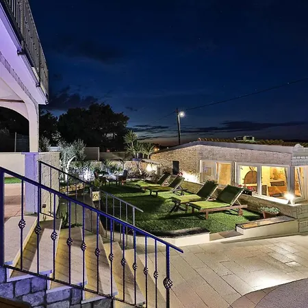 Holiday home 5 Bedroom Amazing In Mali Drvenik