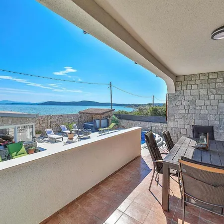 5 Bedroom Amazing In بيت للعطل *