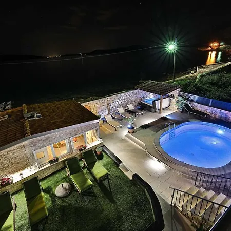 5 Bedroom Amazing In Holiday home