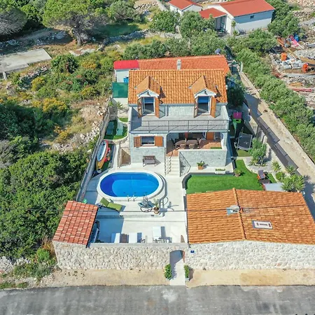 5 Bedroom Amazing In *