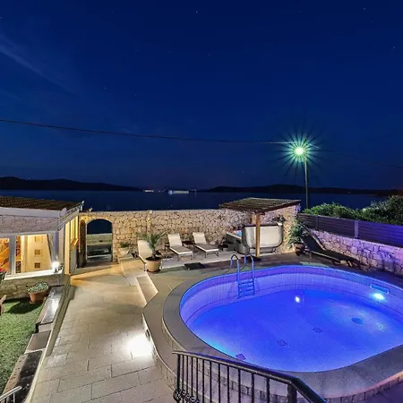 5 Bedroom Amazing In *