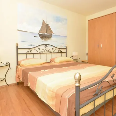 5 Bedroom Amazing In Holiday home Mali Drvenik