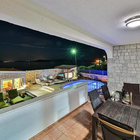 5 Bedroom Amazing In Holiday home